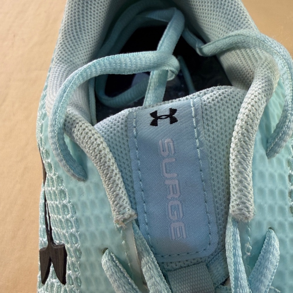 Under Armour women’s surge three shoes size 9 1/2 preowned - Picture 2 of 6